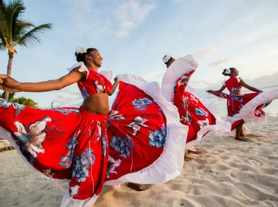 Danse en groupe avec une troupe locale (expérience festive)